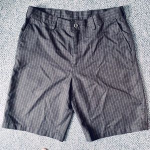 IZOD Mens Golf Shorts 34x10 PerformX Sun Control Fabric Lightweight Black Plaid